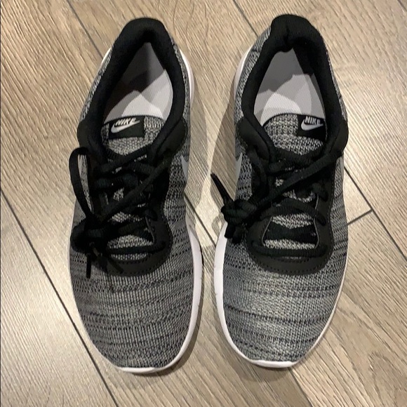 Brand new in box Nike Sneakers size 5.5 Youth - Picture 4 of 6
